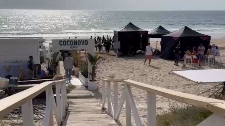 El chiringuito de la playa de La Barrosa en Chiclana donde se ha rodado la nueva serie de los creadores de 'La casa de papel'