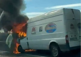 Una furgoneta arde en la  carretera A-381 que une Jerez y Los Barrios