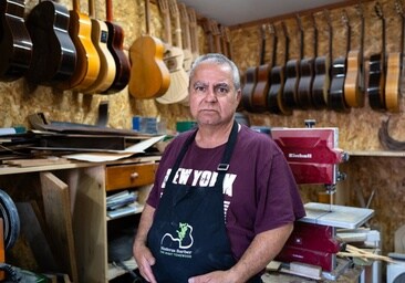 Rafael Romero, el único maestro luthier de San Fernando