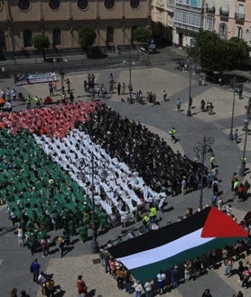 Imagen secundaria 2 - Una bandera gigante visibiliza en Cádiz el genocidio de Israel en Palestina