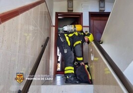 Afectadas tres personas tras el incendio de vivienda en Cádiz capital
