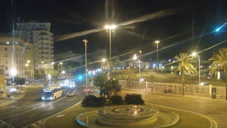 Un meteorito cruza el cielo de Cádiz dejando una gran estela que se graba por las cámaras de plaza Sevilla