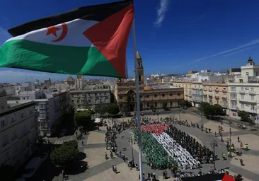 Una bandera gigante visibiliza en Cádiz el genocidio de Israel en Palestina