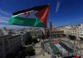 Una bandera gigante visibiliza en Cádiz el genocidio de Israel en Palestina