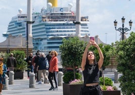 Más de 4.000 turistas recalarán este martes en el puerto de Cádiz a bordo de tres cruceros