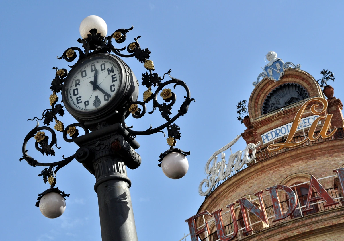 Este es el mítico reloj del Gallo Azul que será restaurado en el centro de Jerez