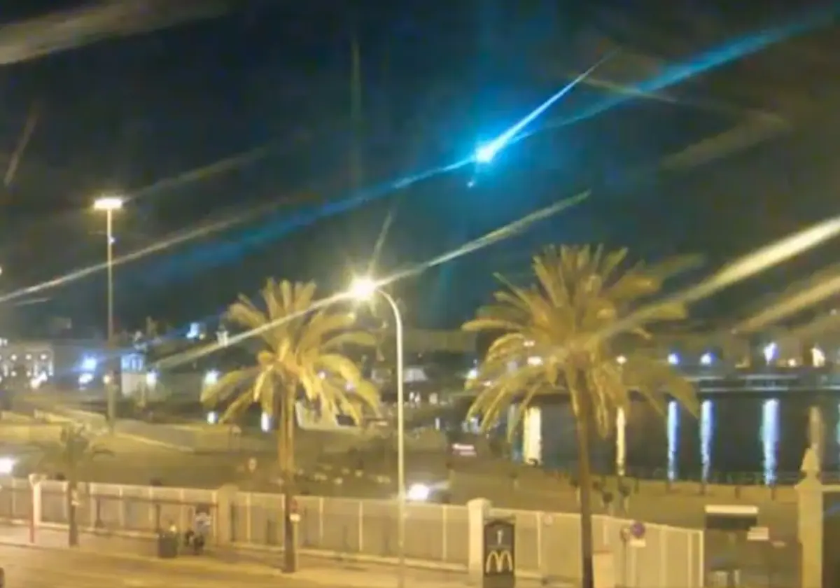 El 'bólido' sobrevolando el muelle de Cádiz el pasado sábado por la noche