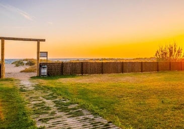 El camping situado en plena playa que puedes encontrar en este pueblo de Cádiz