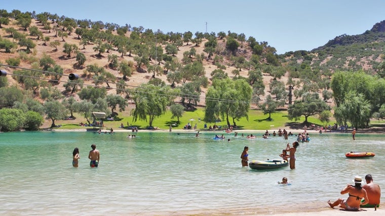 Playa artificial Arroyomolinos.