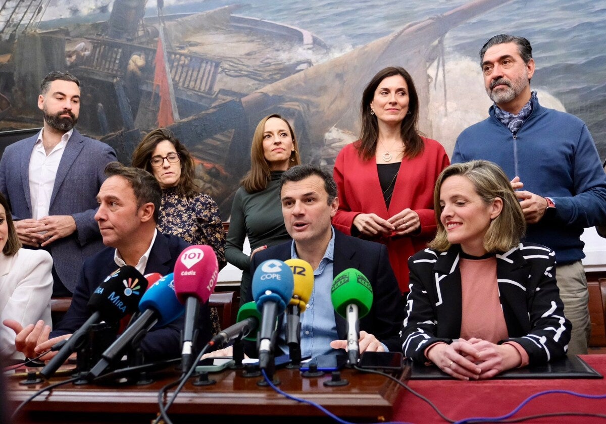 Parte del equipo de Gobierno del Ayuntamiento de Cádiz el pasado mes de diciembre.