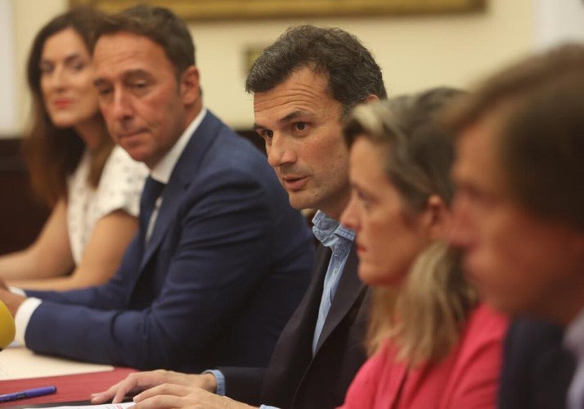 Bruno García junto a miembros de su equipo de Gobierno en una rueda de prensa.