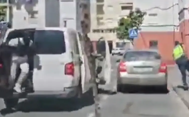 Imagen principal - Vídeo: Los cinco cerrojos en un narcopiso de Los Milagros en El Puerto no impiden que unos &#039;camellos&#039; sean detenidos