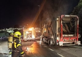 Sale de su camión de recogida de cartones incendiado tras el aviso de otro conductor