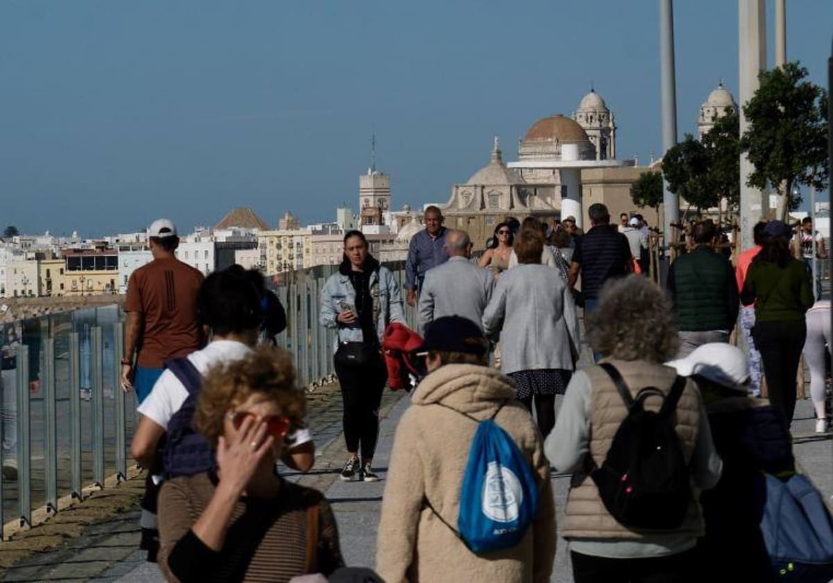 La población de Cádiz envejece, la edad media crece 14 años desde 1975