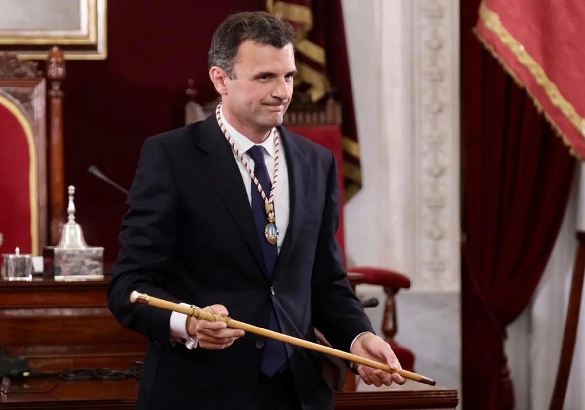 Bruno García con el bastón de mando de la ciudad de Cádiz.