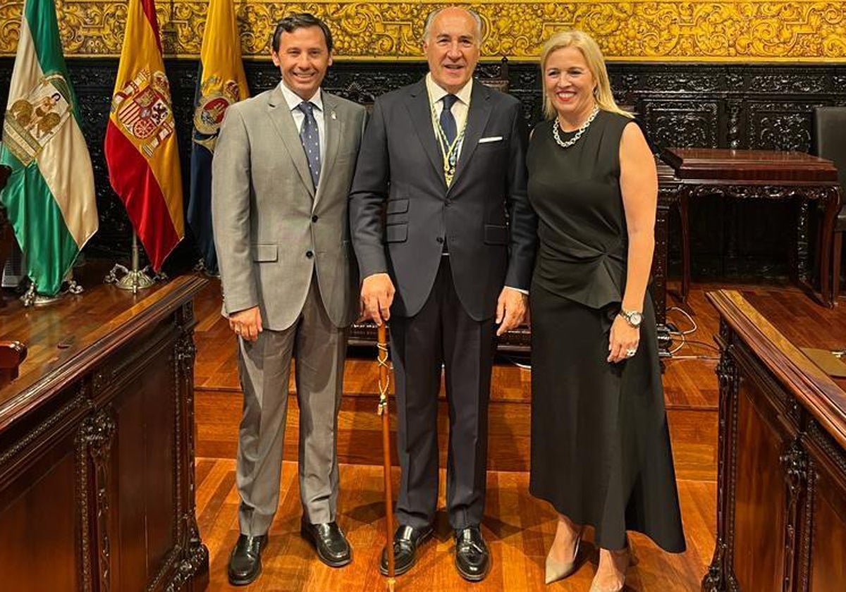 José Ignacio Landaluce con el bastón de mando de la ciudad de Algeciras en su toma de posesión como alcalde.