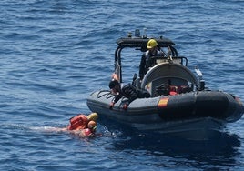 Hombre al agua en la fragata Cristóbal Colón