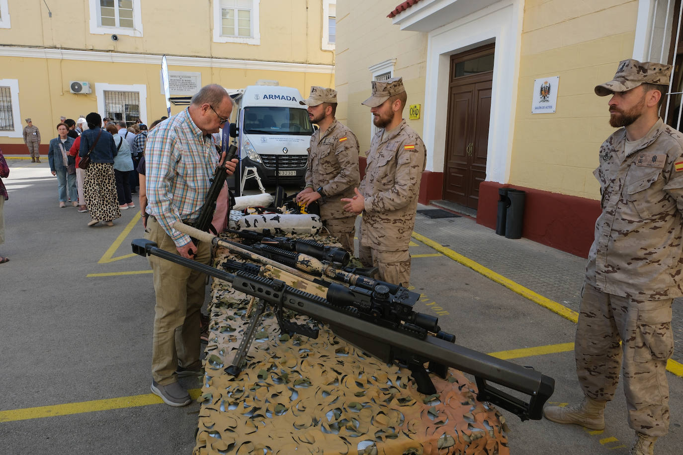 Fotos: San Fernando celebra el Día de las Fuerzas Armada con una exposición de material militar