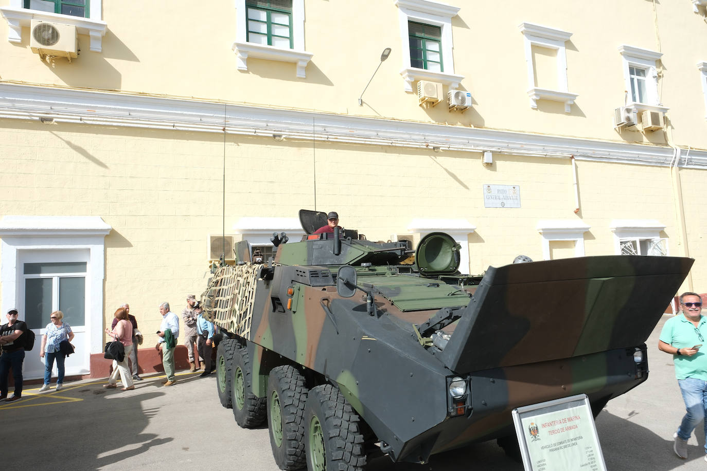 Fotos: San Fernando celebra el Día de las Fuerzas Armada con una exposición de material militar