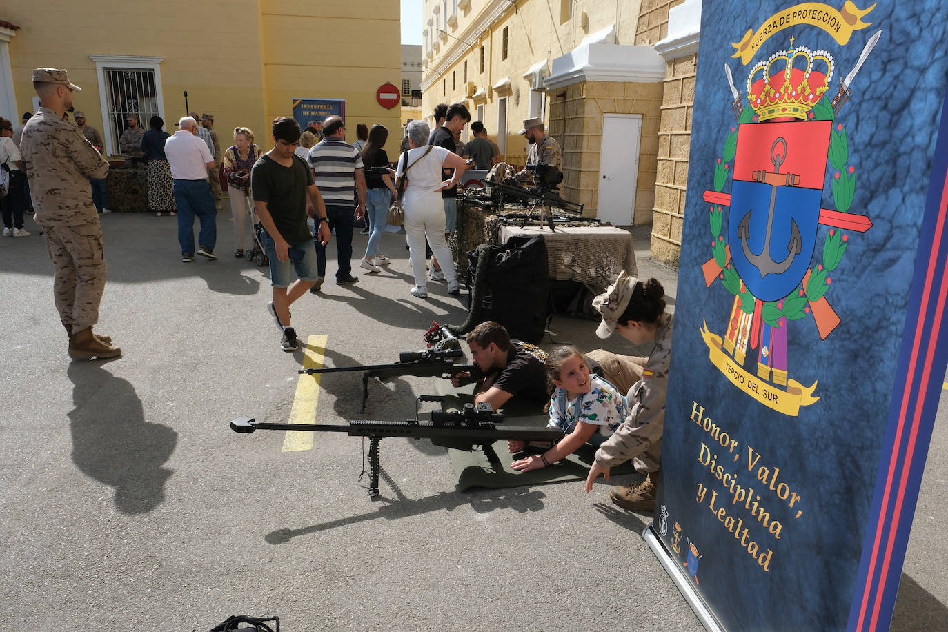 Fotos: San Fernando celebra el Día de las Fuerzas Armada con una exposición de material militar