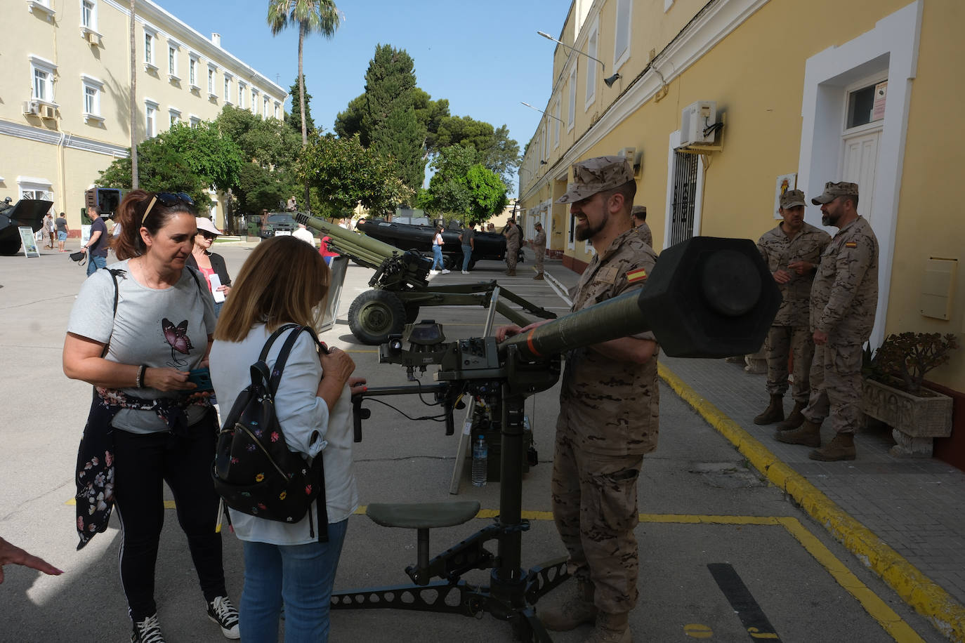 Fotos: San Fernando celebra el Día de las Fuerzas Armada con una exposición de material militar