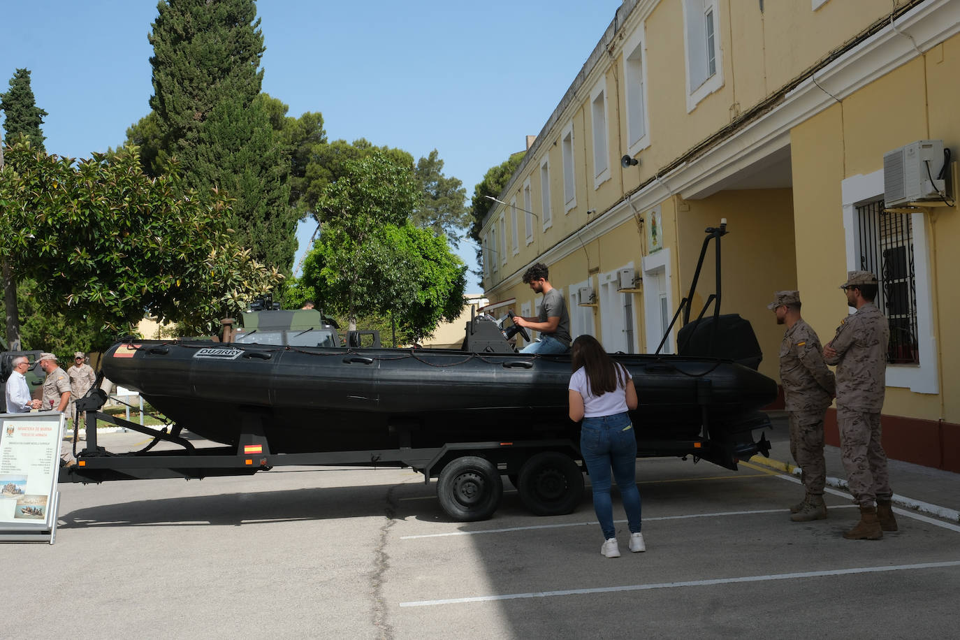 Fotos: San Fernando celebra el Día de las Fuerzas Armada con una exposición de material militar