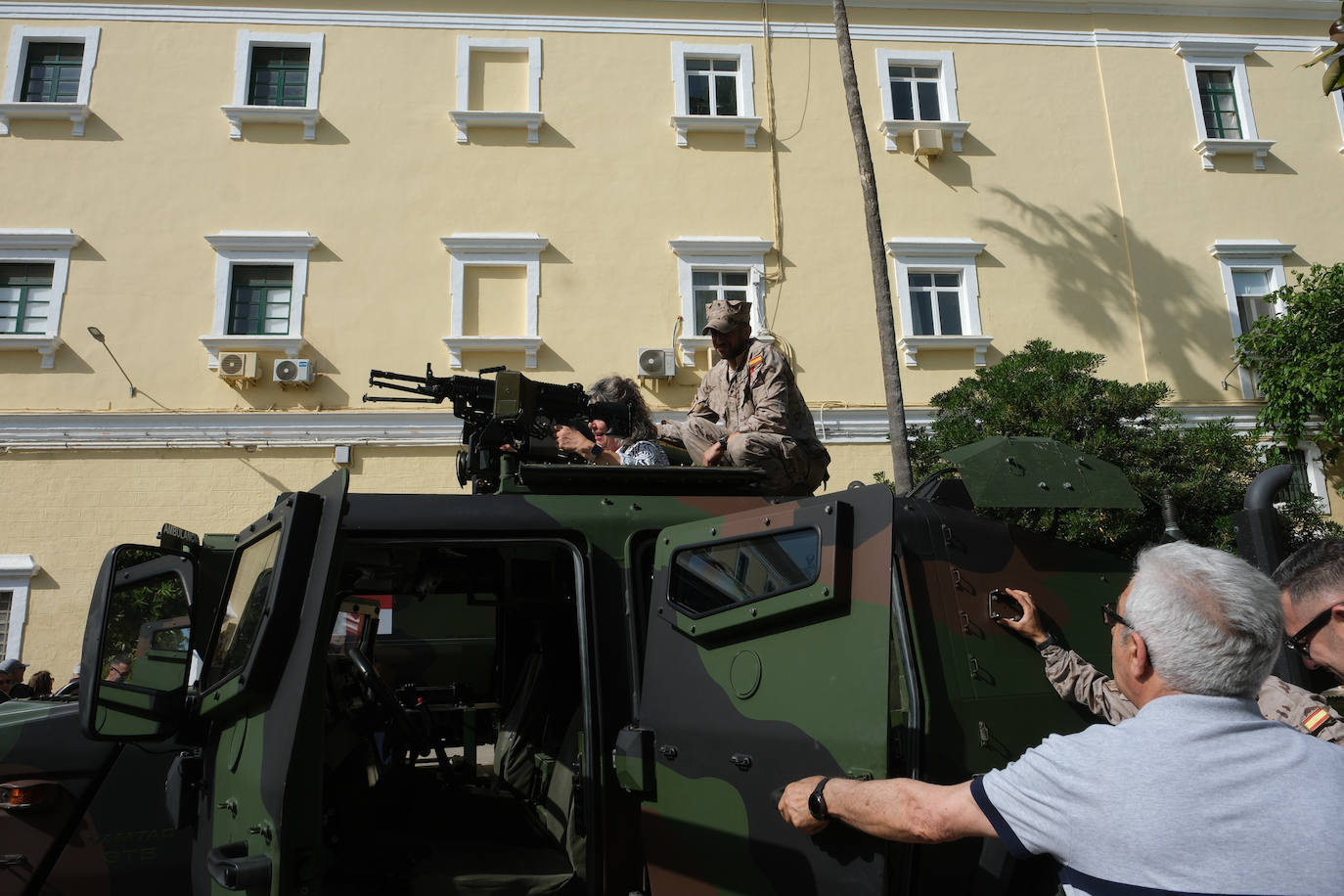 Fotos: San Fernando celebra el Día de las Fuerzas Armada con una exposición de material militar