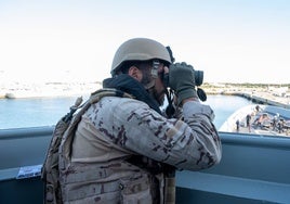 Vídeo: Simulación de un ataque con misiles a la fragata 'Cristóbal Colón' en Cádiz