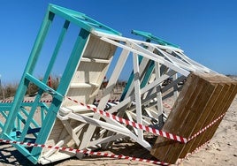 Herido un hombre tras caérsele encima una torreta de vigilancia en la playa de Camposoto