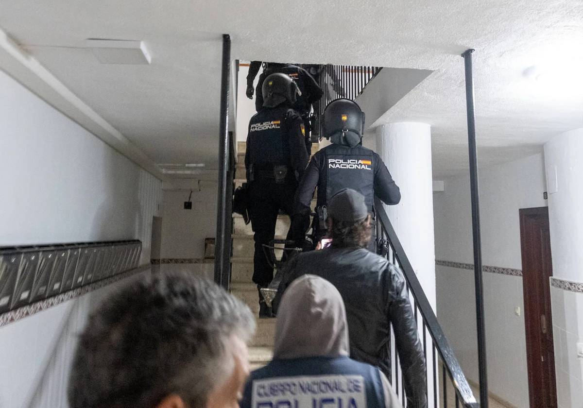 Agentes de la Policía Nacional actuando en un edificio de la capital gaditana