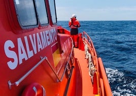 Rescatan de madrugada a cuatro migrantes en una 'toy' a 16 millas al suroeste del cabo de Trafalgar