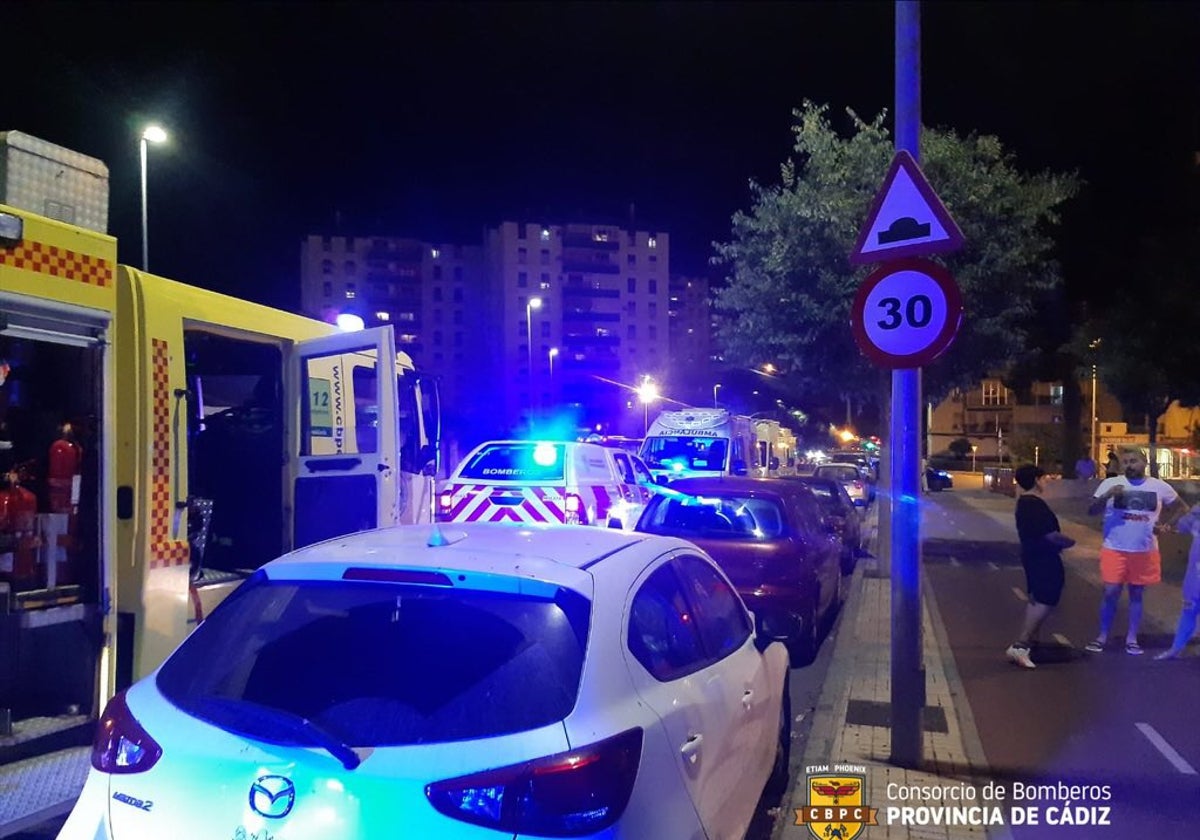 Bomberos en el lugar del incendio