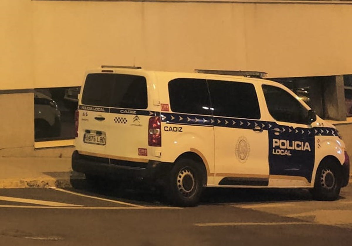 Vehículo de la Policía Local de Cádiz estacionado junto a la Jefatura