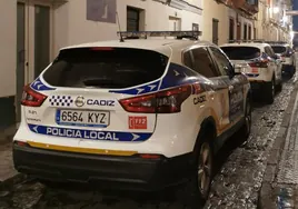Un hombre impide que se recoja la basura en Cádiz y acaba agrediendo a policías y tratando de morder a uno de ellos