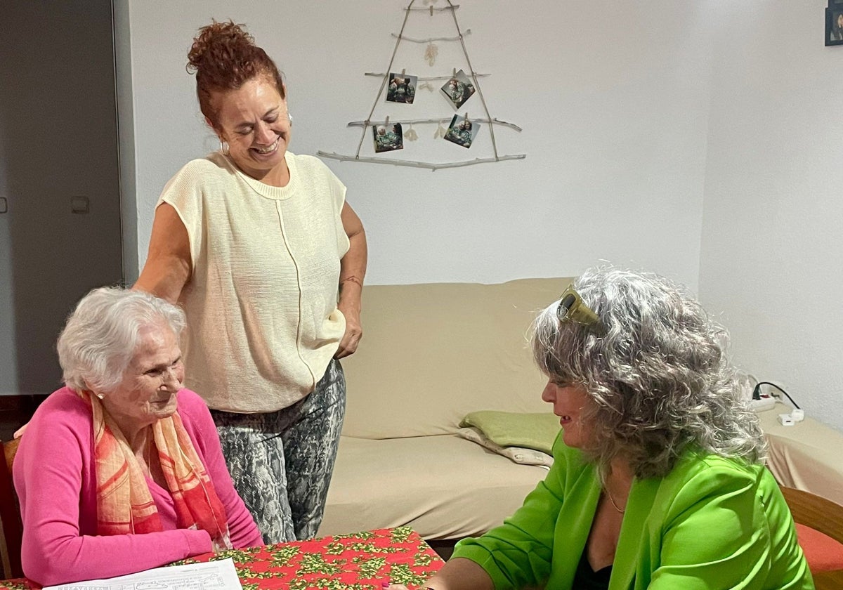 La subdelegada del Gobierno, Blanca Flores, durante al visita a la casa de María, la anciana de 88 años que va a ser desahuciada.