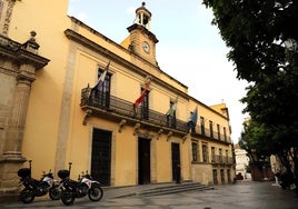 Encuentran una escultura de bronce de tres metros de la Virgen de la Inmaculada que llevaba años abandonada en un almacén