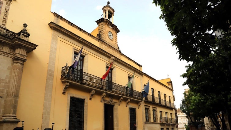 Encuentran una escultura de bronce de tres metros de la Virgen de la Inmaculada que llevaba años abandonada en un almacén