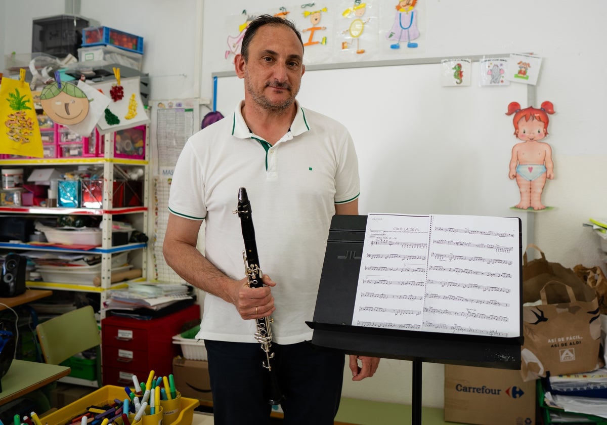 Enrique Busto momentos antes de dar clase en un aula de prescolar