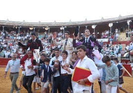 El Melli, que tomaba la alternativa, sale a hombros junto a Roca Rey y Pablo Aguado en una buena tarde de toros en Sanlúcar