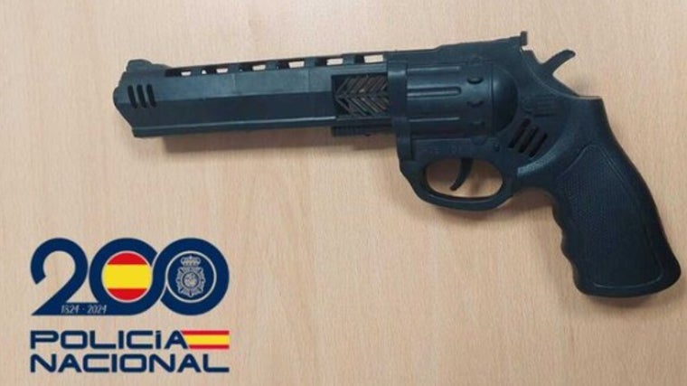 Pistola simulada intervenida al detenido.