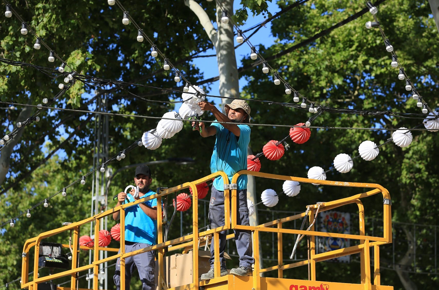 Fotos: El Puerto ultima los preparativos para su Feria