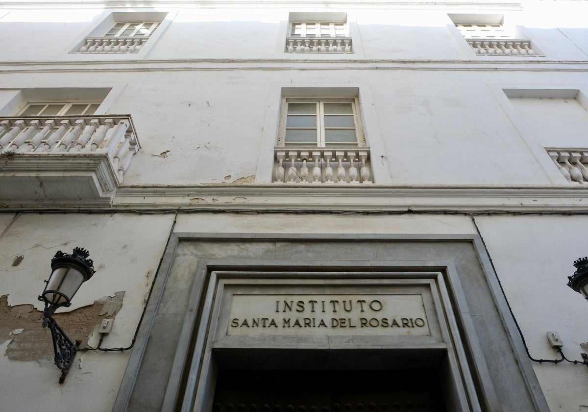 Fachada del inmueble que albergó la sede del Instituto Santa María del Rosario hasta el año 2007, clausurado desde entonces.