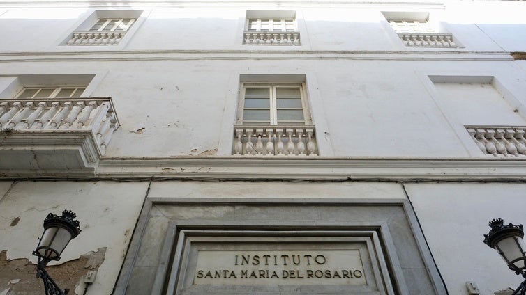 Almudena Martínez:  «El edificio del IES Rosario hay que ponerlo al uso de la ciudad de Cádiz, y albergar la Escuela de Hostelería sería una opción»