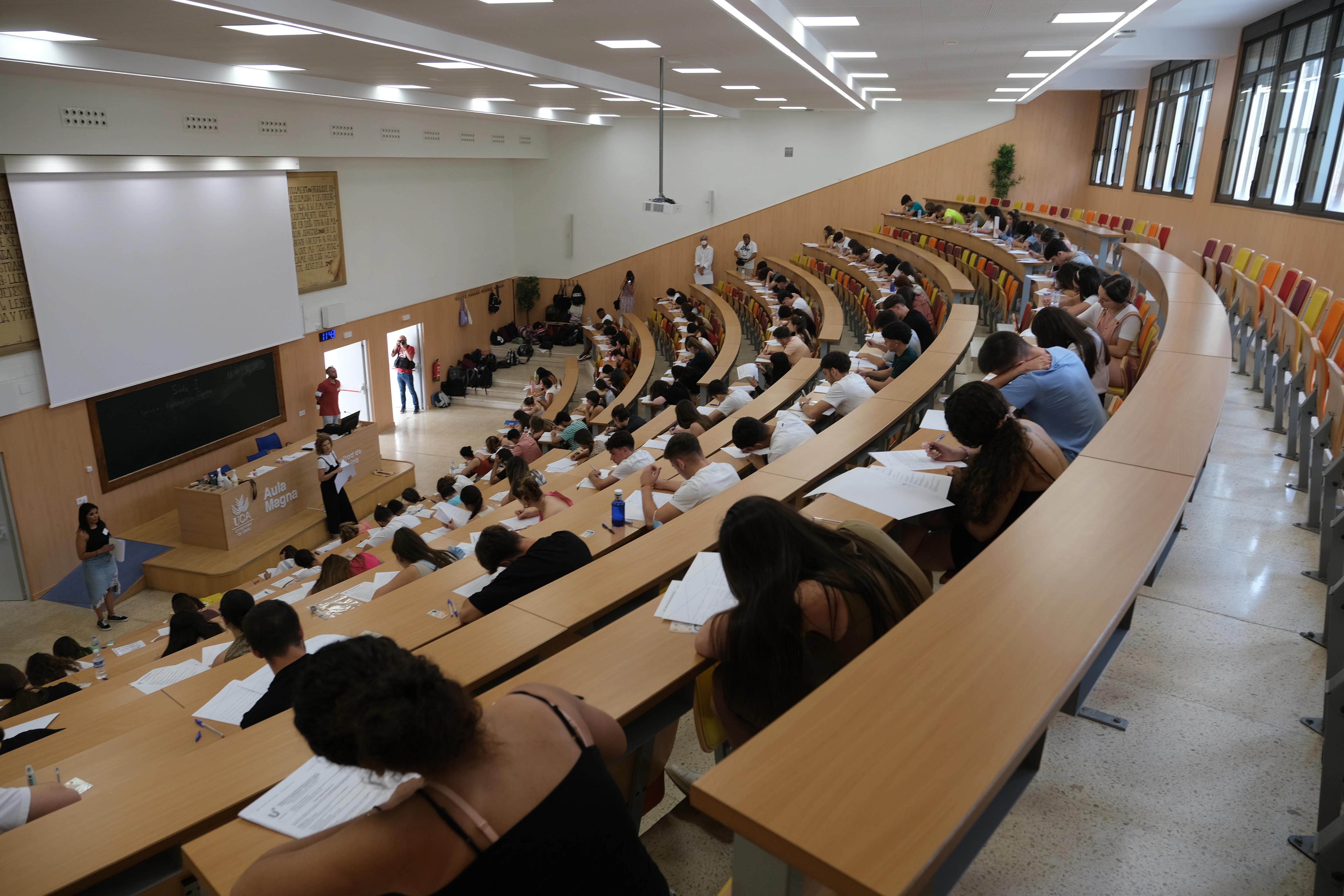 Alumnos y alumnas de Cádiz realizando la selectividad