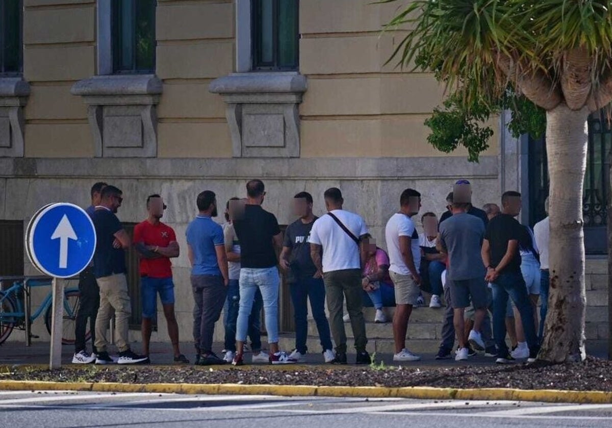 Los acusados esperan en la puerta de la Audiencia de Cádiz.