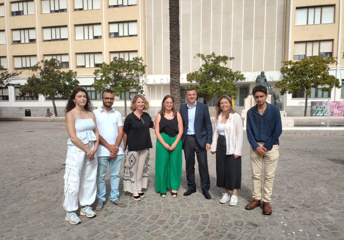 Bruno junto a Ana Mestre y parte del equipo de Nuevas Generaciones