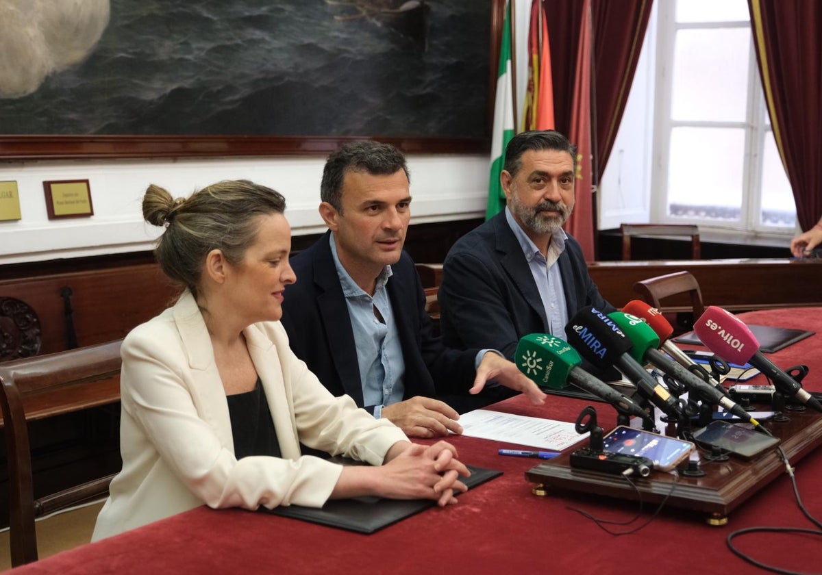 El alcalde, en la rueda de prensa de Junta de Gobierno Local con los ediles Maite González y José Manuel Verdulla.