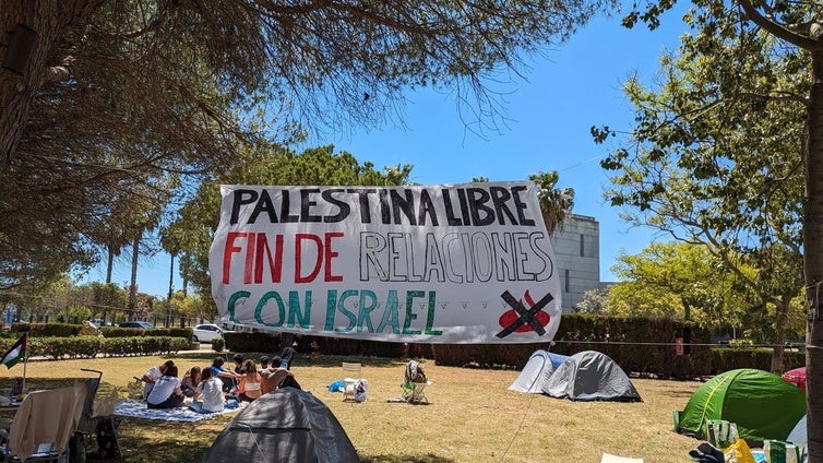 Estudiantes de Cádiz levantan su acampada pro Palestina tras 23 días en el campus universitario de Puerto Real