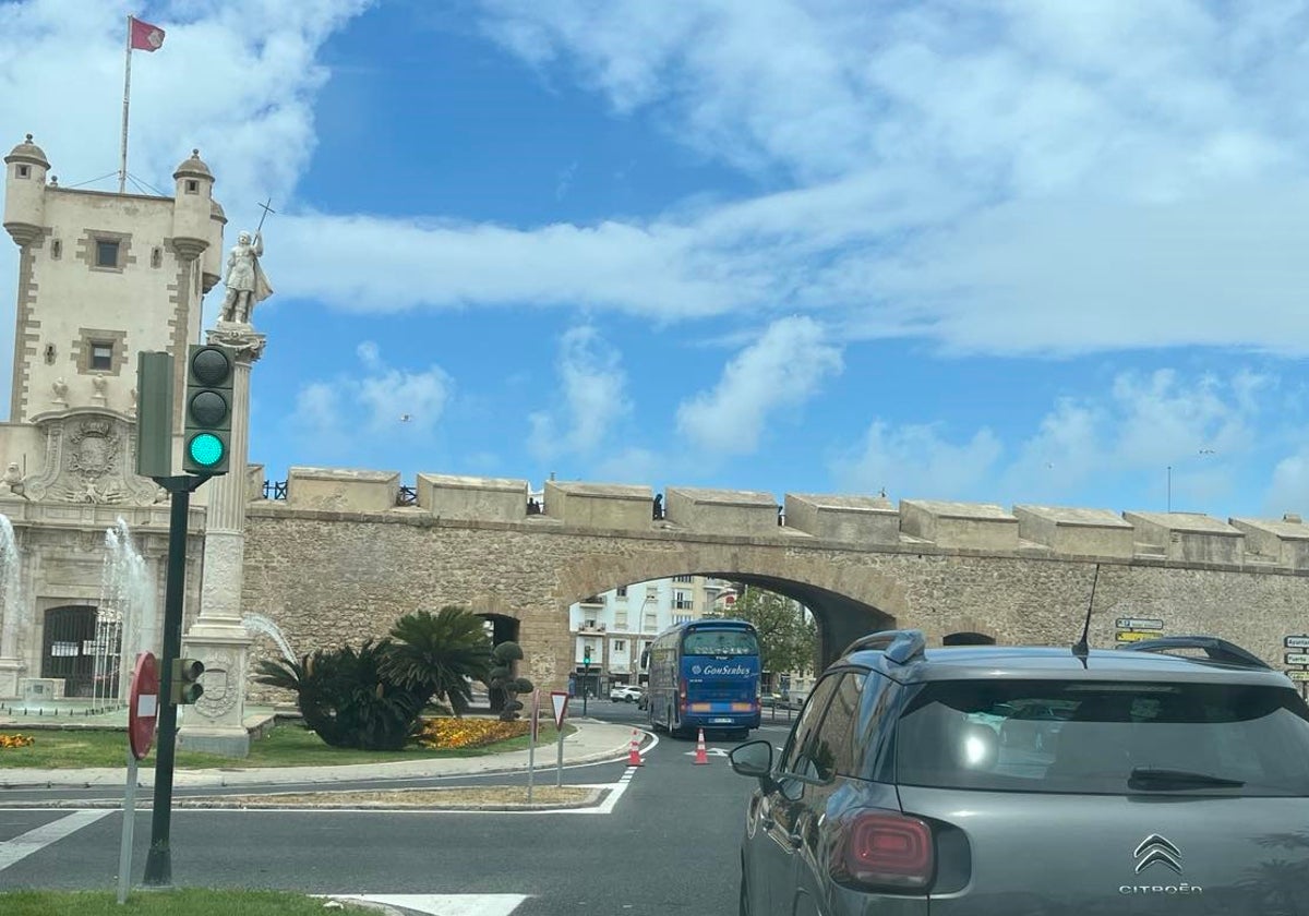 El vehículo siniestrado ante las Puertas de Tierra