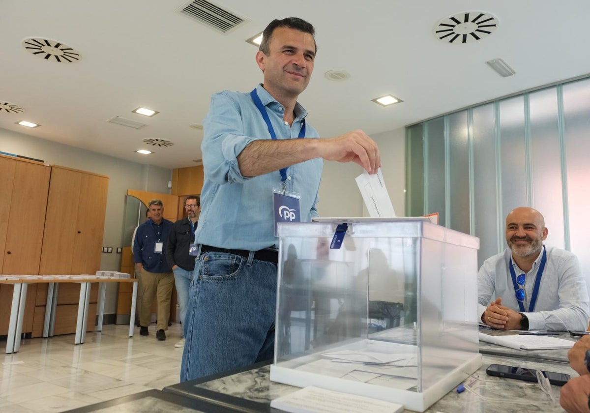 Bruno García, ejerciendo su derecho al voto esta mañana